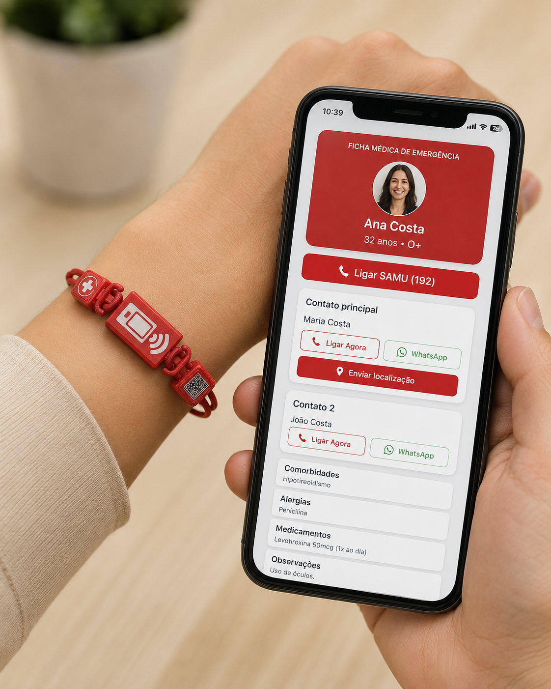 Página real da TAP Emergência aberta no celular ao lado da pulseira